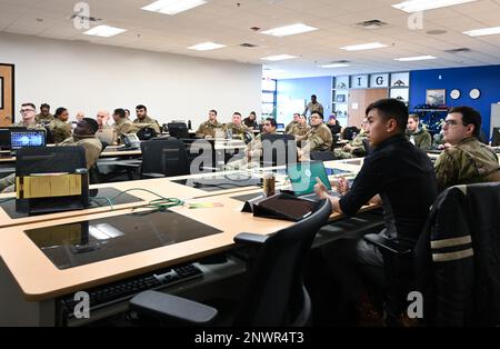 Les militaires et les employés du gouvernement se réunissent pour le roadshow de l'APR à la base aérienne de Whiteman, Missouri, 27 janvier 2023. La robotique Process Automation (RPA) est souvent utilisée pour gérer des tâches répétitives et/ou fastidieuses afin que les employés puissent utiliser leurs compétences et leurs ressources ailleurs. Banque D'Images