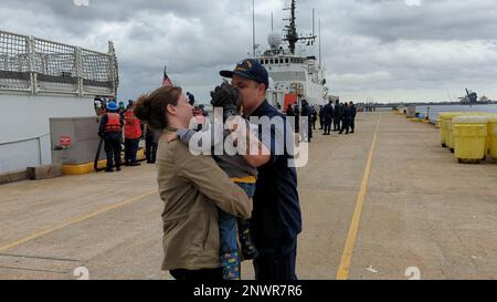 ÉTATS-UNIS Garde côtière Petty Officer 2nd classe talon Somera prend sa femme et son fils au retour de l'armateur au port de Portsmouth, en Virginie, le 17 février 2023, après une patrouille de 24 jours dans la mer des Caraïbes. L'équipe de Seneca a travaillé avec la joint InterAgency Task Force South et les États-Unis La Force aérienne perturbera près de 1 350 kilogrammes de stupéfiants provenant de deux affaires de police dans la mer des Caraïbes. Banque D'Images