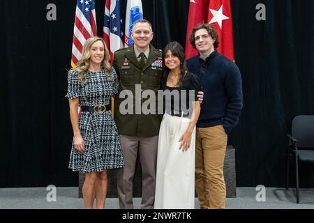 Brig. Le général Matthew S. Woodruff, adjudant général adjoint de l'Armée de terre de l'Ohio, représente une photographie avec sa famille, épouse Lindsay, de gauche, fille Grace et fils Elijah, après sa promotion au général de brigade lors d'une cérémonie au général de brigade Robert S. Beightler Armory à Columbus, Ohio, le 6 janvier 2023. Woodruff, originaire de West Liberty, Ohio, est adjudant général adjoint de l'Armée depuis octobre 2022. Banque D'Images