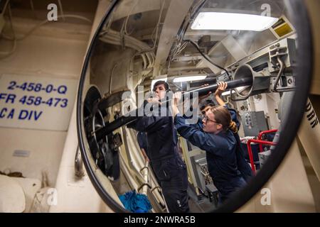 OCÉAN ATLANTIQUE (3 janvier 2023) les marins guident manuellement un câble de réseau tracté multifonction (MFTA) tout en déployant le MFTA pour les opérations de sonar actif à bord du destroyer de missile guidé de classe Arleigh Burke USS Roosevelt (DDG 80), le 3 janvier 2023. Roosevelt est en cours de déploiement aux États-Unis Marine Forces Europe zone d'opérations, employée par les États-Unis Sixième flotte pour défendre les intérêts des États-Unis, des alliés et des partenaires. Banque D'Images