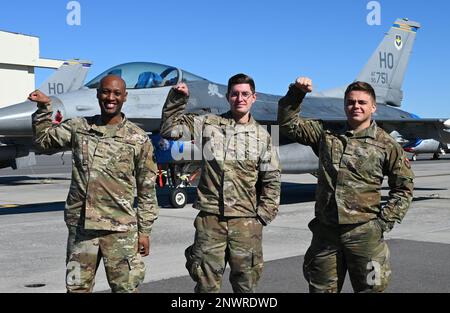 Les membres de l'escadron de maintenance d'aéronefs 311th de la base aérienne de Holloman, au Nouveau-Mexique, posent devant leur faucon de combat F-16 lors de l'accélération de l'héritage 2023 à la base conjointe Charleston, en Caroline du Sud, le 18 février 2023. Accélérer l’héritage est un événement sur le patrimoine de l’aviation qui honore l’héritage des aviateurs Tuskegee, offre des possibilités de développement professionnel et de réseautage aux aviateurs de Total Force et inspire la prochaine génération de professionnels de l’aviation. Banque D'Images