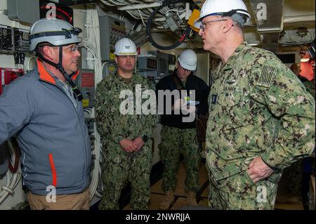 VALLEJO, Californie (17 2023 janv.) – le capitaine John Holesha, maître du navire de l'émory S Land-Class sous-marin, USS Frank Cable (AS 40), discute de l'entretien du navire avec le commandant du Rear ADM Michael Wettlaufer, commandant du Commandement du Sealift militaire, au chantier naval de Mare Island à Vallejo, en Californie, le 17 janv. 2023. Frank Cable effectue actuellement une période de maintenance des chantiers. Banque D'Images