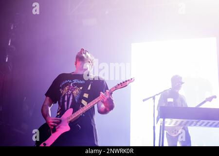 BARCELONE - 20 FÉVRIER : All Time Low (groupe) se produit sur scène au stade Razzmatazz sur 20 février 2023 à Barcelone, Espagne. Banque D'Images