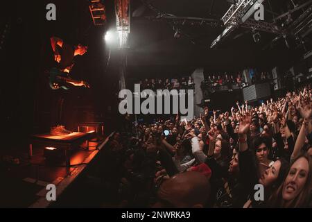 BARCELONE - 20 FÉVRIER : All Time Low (groupe) se produit sur scène au stade Razzmatazz sur 20 février 2023 à Barcelone, Espagne. Banque D'Images