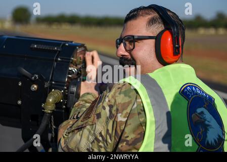 ÉTATS-UNIS Tech. De la Force aérienne Le Sgt Alberto Lopez Gonzalez Jr., un responsable de la sécurité des armes affecté au bureau de sécurité de l'aile de la base aérienne 39th, utilise un dispositif de transport acoustique à longue portée qui fait voler les oiseaux de la ligne de vol à la base aérienne d'Incirlik, Turquie, le 20 janvier 2023. L'équipe des risques de grève des oiseaux effectue des procédures de sécurité de routine pour les lignes de vol afin de s'assurer que la piste est opérationnelle. Ils utilisent de nombreux outils de dissuasion de la faune, notamment un dispositif de mise en grêle acoustique longue portée, qui fonctionne comme un haut-parleur ciblé, et des systèmes laser non létaux. Banque D'Images