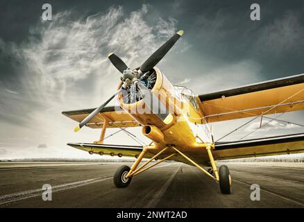 avion historique sur une piste Banque D'Images