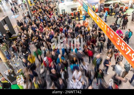 Entrée au salon du tourisme avec de nombreux visiteurs, selon l'organisateur du salon, CMT est le plus grand salon public du monde pour le tourisme Banque D'Images