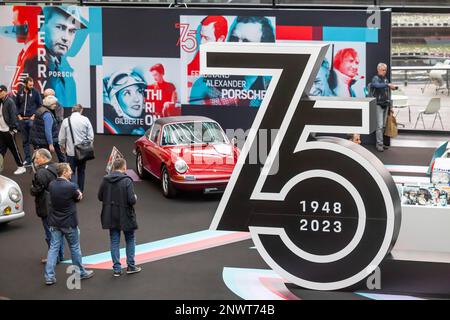 Salon de la voiture classique rétro avec des véhicules historiques et une large gamme de voitures exclusives, Porsche célèbre 75 ans de voitures de sport Porsche dans un Banque D'Images