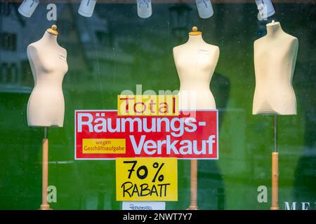 Vente en liquidation, fermeture d'entreprise, photo de symbole avec vitrine vide et mannequins, Esslingen am Neckar, Bade-Wurtemberg, Allemagne Banque D'Images