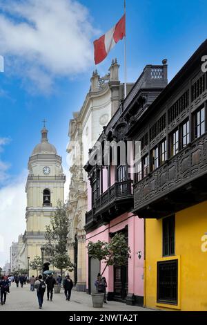 Balcon de la Maison Goyeneche et de l'église San Pedro, Lima, Pérou Banque D'Images