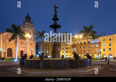 Plaza de Armas et Basilique Cathédrale métropolitaine de Lima la nuit, Lima, Pérou Banque D'Images