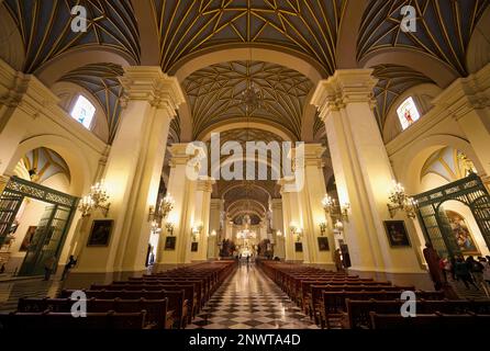 Basilique Cathédrale métropolitaine de Lima, Nave central, Lima, Pérou Banque D'Images