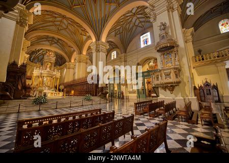 Basilique Cathédrale métropolitaine de Lima, Nave central, Lima, Pérou Banque D'Images