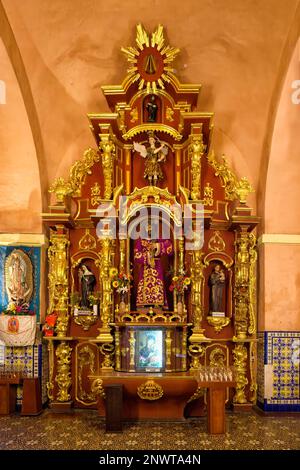 Basilique et couvent de la Vierge de la Miséricorde, autel, Christ portant la Sainte Croix, Lima, Pérou Banque D'Images