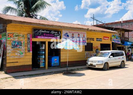 Boca Colorado village le long du Rio Colorado, Amazonie péruvienne, Pérou Banque D'Images