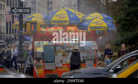 Hot dog Street sale à New York - NEW YORK CITY, USA - 14 FÉVRIER 2023 Banque D'Images