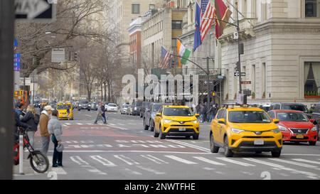 Taxis Yellow taxi à 5th Avenue à New York - NEW YORK, États-Unis - 14 FÉVRIER 2023 Banque D'Images