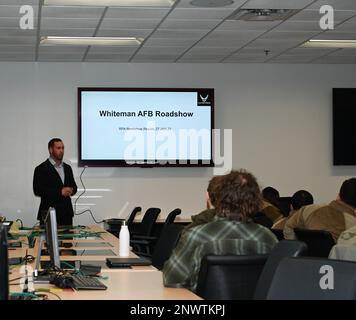 Les militaires et les employés du gouvernement se réunissent pour le roadshow de l'APR à la base aérienne de Whiteman, Missouri, 27 janvier 2023. L'automatisation des processus robotiques (RPA) est l'utilisation de la technologie logicielle qui facilite la création, le déploiement et la gestion de robots logiciels qui émulent les interactions humaines avec les systèmes numériques et les logiciels. Banque D'Images