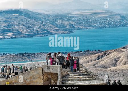 Mer biblique de Galilée : vue vers Israël et la ville de Tibériade. Gadara (Umm Qais), Jordanie du Nord, Jordanie Banque D'Images