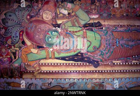 Vishnu dort sur les bobines du serpent céleste Anantha. Peintures murales dans le temple de Siva à Ettumanoor, Kerala, Inde, Asie Banque D'Images