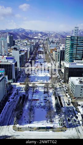 SAPPORO, Japon (3 février 2023) - vue aérienne du parc Odori, site où U.S. Des marins de la Marine se joignent à des milliers ou à d'autres participants de partout au Japon pour construire une sculpture sur neige lors du festival annuel de neige de Sapporo 74th. Il s'agit de l'année 38th aux États-Unis La Marine a participé au festival, permettant aux marins une occasion unique de faire l'expérience de la culture et de la tradition japonaises tout en renforçant l'amitié étroite entre les États-Unis La Marine et les citoyens du Japon. Banque D'Images