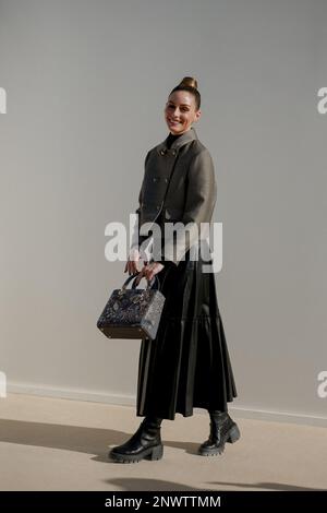 Style rue, Olivia Palermo en arrivant au spectacle Dior automne-hiver 2023-2024, tenu au jardin des Tuileries, Paris, France, sur 28 février 2023. Photo de Marie-Paola Bertrand-Hillion/ABACAPRESS.COM Banque D'Images