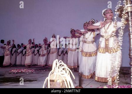 Mohiniyattam Mohiniattam, une forme de danse classique du Kerala, dont on croit qu'elle est originaire du 16th siècle, est l'une des huit classiques indiens Banque D'Images