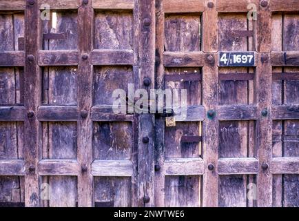 Vieille porte avec serrure à Tirupati, Andhra Pradesh, Inde du Sud, Inde, Asie Banque D'Images