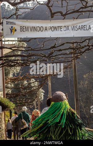 Montalegre, Misarela, Portugal. 19th févr. 2023. Misarela Caretos parade pendant le Carnaval Entrudo de Misarela, Montalegre, Portugal. Entrudo da Misarela est un projet de dynamisation socio-culturel qui vise à rapprocher les deux banques de Rabagão, autour de la même idée: Recréer Entrudo comme une célébration de l'entrée du printemps. L'événement se produit dans le pont Misarela, un pont qui a été construit au Moyen âge, situé à Montalegre dans le nord-est du Portugal. (Credit image: © Telmo Pinto/SOPA Images via ZUMA Press Wire) USAGE ÉDITORIAL SEULEMENT! Non destiné À un usage commercial ! Banque D'Images