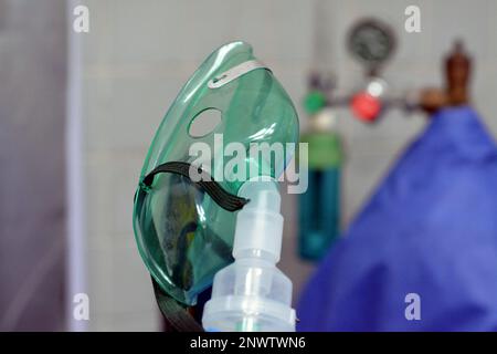 Un nébuliseur ou masque de nébulisation qui est connecté à une bouteille d'oxygène ou un dispositif d'administration de médicament utilisé pour administrer un médicament sous forme de brume inhal Banque D'Images