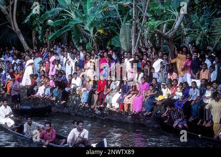 Spectateurs regardant les courses de bateaux à Alappuzha Alleppey, Kerala, Inde du Sud, Inde, Asie Banque D'Images