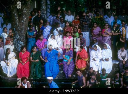 Spectateurs regardant les courses de bateaux à Alappuzha Alleppey, Kerala, Inde du Sud, Inde, Asie Banque D'Images