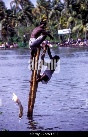 Des spectateurs enthousiastes dans un poste à Nehru Trophy Boat Race, Alappuzha Alleppey, Kerala, Inde du Sud, Inde, Asie Banque D'Images