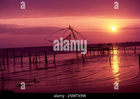 Ensemble soleil, filets de pêche chinois à fort Kochi Cochin, Kerala, Inde du Sud, Inde, Asie Banque D'Images