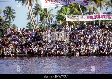 Spectateurs regardant les courses de bateaux à Alappuzha Alleppey, Kerala, Inde du Sud, Inde, Asie Banque D'Images