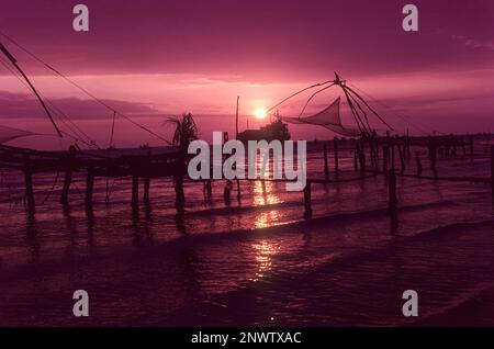 Ensemble soleil, filets de pêche chinois à fort Kochi Cochin, Kerala, Inde du Sud, Inde, Asie Banque D'Images