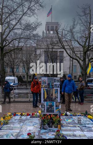 Allemagne, Berlin, 25.02.2023, fleurs, bougies, Photos, en face de l'ambassade de Russie à Berlin unter den Linden Banque D'Images