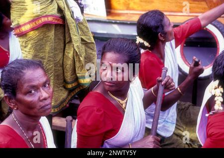 Une dame d'aviron de bateau dans Nehru Trophy Boat Race, Alappuzha Alleppey, Kerala, Inde du Sud, Inde, Asie Banque D'Images