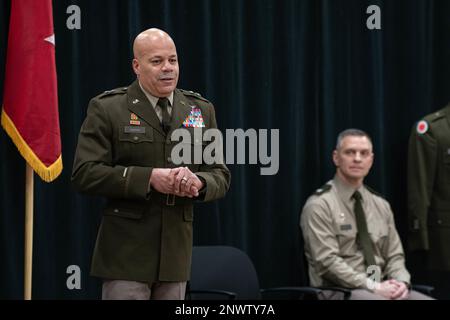 Le général de division John C. Harris Jr., à gauche, adjudant général de l'Ohio, s'adresse aux personnes présentes avant la promotion du colonel Matthew S. Woodruff au grade de général de brigade lors d'une cérémonie au général de division Robert S. Beightler Armory à Columbus, Ohio, le 6 janvier 2023. Woodruff, originaire de West Liberty, Ohio, est adjudant général adjoint de l'Armée depuis octobre 2022. Banque D'Images