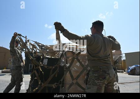 ÉTATS-UNIS Les spécialistes de la gestion du matériel de la Force aérienne de l'escadron de la base aérienne expéditionnaire (EABS) 726th enveloppent une palette de cargaison avec des sangles au Camp Lemonnier, Djibouti, le 7 février 2023. Les spécialistes de l'approvisionnement de l'EABS de 726th sont non seulement responsables du Camp Lemonnier, mais aussi d'autres endroits de la zone de responsabilité de l'Afrique orientale. Banque D'Images