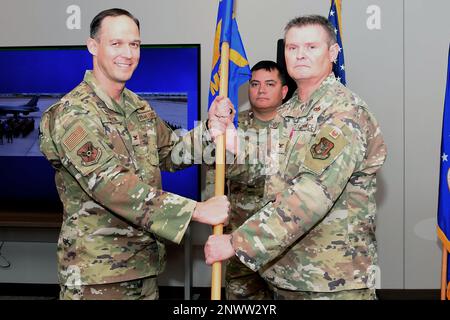 (À gauche) le colonel Benjamin Harrison, commandant de l'escadre du 301st Fighter, reçoit le guideon de (à droite) le colonel Gregg Russell, commandant sortant du 301st Mission support Group, le 8 janvier 2023, aux États-Unis Base de réserve interarmées de la Station aérienne navale fort Worth, Texas. La cérémonie de passation de commandement est une tradition militaire de longue date qui signifie le transfert de l'autorité du commandant sortant au nouveau commandant. Banque D'Images