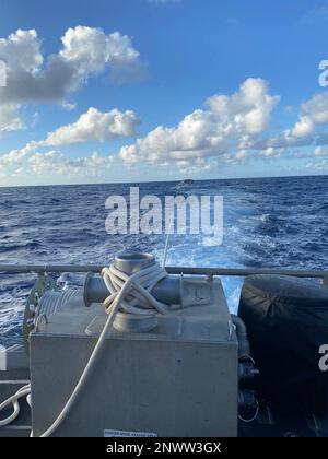 Une station de bateaux de la Garde côtière San Juan, un équipage de bateau d'intervention de 45 pieds de hauteur moyenne, a aidé un plaisancier des États-Unis et un plaisancier norvégien lors d'un remorquage du bateau à voile dématé Mare le 2 février 2023 dans les eaux de l'océan Atlantique, à environ 30 milles marins au nord d'Arecibo, à Porto Rico. Le bateau à voile Mare a été remorqué en toute sécurité jusqu'à la marina du Club Nautico à Arecibo, Porto Rico. Banque D'Images