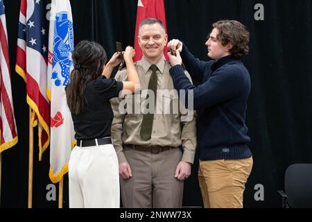 Brig. Le général Matthew S. Woodruff, adjudant général adjoint de l'Armée de l'Ohio, sourit alors que sa fille Grace, est partie, et que son fils Elijah place l'insigne du général de brigade sur son uniforme lors d'une cérémonie de promotion au général de division Robert S. Beightler Armory à Columbus, Ohio, le 6 janvier 2023. Woodruff, originaire de West Liberty, Ohio, est adjudant général adjoint de l'Armée depuis octobre 2022. Banque D'Images