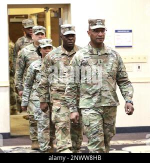 Le général de division Rodney Boyd, l'adjoint général Adjutant - Armée de la Garde nationale de l'Illinois et commandant de l'Armée nationale de l'Illinois dirige le parti distingué lors de la cérémonie d'accueil de la compagnie de transport 1744th. La compagnie de transport 1744th, basée à Crestwood, dans l'Illinois, a tenu sa cérémonie de bienvenue le 18 février à Elk Grove Village dans le cadre de l'événement final de réintégration de l'unité. L'unité est revenue en novembre après un déploiement fédéral de 13 mois à la frontière sud-ouest du pays. Banque D'Images