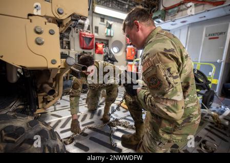 Les membres de l'escadron de préparation logistique 123rd ont sécurisé un véhicule à bord d'un C-17 Globemaster III de la Garde nationale aérienne de Caroline du Nord à la base de la Garde nationale aérienne du Kentucky, à Louisville, Ky., le 10 février 2023. Le véhicule est transporté vers les îles Mariannes du Nord pour faire l'exercice COPE Nord, un exercice multinational conçu pour améliorer la préparation au combat dans le Pacifique Sud. Quatorze gardes du Kentucky Air du groupe d'intervention en cas d'urgence 123rd fournissent des capacités d'ouverture de la base aérienne et de manutention du fret pour le COPE North. Banque D'Images