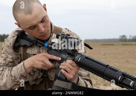 Recrue avec Golf Company, 2nd Recruit Training Battalion, vérifie son fusil de service M16A4 sur le corps de la Marine recrue Depot Parris Island, S.C., 26 janvier 2023. Les recrues passent de nombreuses heures au cours de la semaine à maîtriser les principes fondamentaux de la stratégie de tir avant de passer à des exercices d'incendie réels. Banque D'Images