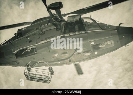 A ÉTATS-UNIS L'hélicoptère Dolphin MH-65 Eurocopter de la Garde côtière de la station aérienne Savannah vole pendant l'entraînement des opérations d'hélicoptère à Charleston Harbour, Caroline du Sud, le 5 janvier 2023. L'évacuation par hélicoptère est un moyen plus rapide de transporter des personnes à un niveau de soins plus élevé. Banque D'Images