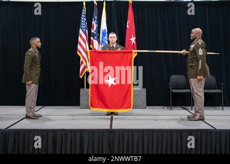 Brig. Le général Matthew S. Woodruff, au centre, adjudant général adjoint de l'Armée de terre de l'Ohio, reçoit son drapeau d'officier général du Capt Derrick Moore, à gauche, son aide de camp, Et le Sgt. De commandement Sheldon Chambliss, commandant du commandement de la Garde nationale de l'Armée de l'Ohio, lors d'une cérémonie de promotion au major général Robert S. Beightler Armory, à Columbus, en Ohio, le 6 janvier 2023. Woodruff, originaire de West Liberty, Ohio, est adjudant général adjoint de l'Armée depuis octobre 2022. Banque D'Images