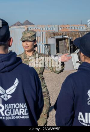 Le sergent d'état-major Judith Lopez, un recruteur de production de la 162nd e Escadre, fait le point sur le vol étudiant en douane et en courtesy. Lopez aide à diriger le vol étudiant pendant que les membres attendent une date pour la formation de base. Banque D'Images