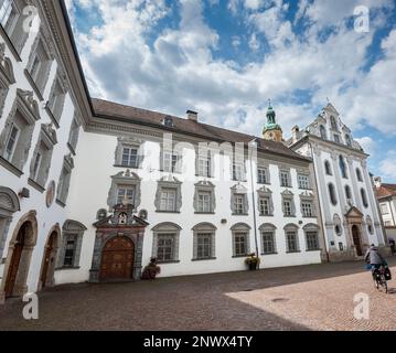 HALL DU TYROL, AUTRICHE – 30 JUILLET 2022 : Basilique du coeur sacré et Église jésuite dans Hall du Tyrol, une ville du Tyrol, dans le district d'Innsbruck-Land, Aust Banque D'Images